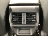 後部座席にもエアコンの吹き出し口があるので車内全体を快適に過ごすことができます。