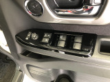 【窓操作部分】運転席のスイッチでは、すべてのウィンドーの開閉操作を行うことができます。