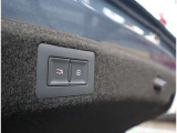【電動テールゲート】 リアゲートはスイッチ一つで電動開閉可能。スーマトに荷物の出し入れができます。リモコンキーでも操作可能。