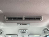 後席向けの送風口が付いており、車内の空気を循環させます☆