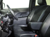 運転席にはアームレストが装備されています。