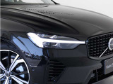 ひときわ印象的なT字型のLEDヘッドライトは、新世代のボルボを象徴するユニークなアイコンとなっています。LEDデイタイム・ランニング・ライトやポジションライト、ウインカーの役割も果たします。