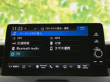 多彩なメディアに対応し、お好みの音楽を高品質で楽しめます。ラジオやBluetooth接続も可能で、ドライブの雰囲気を盛り上げてくれます。