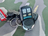 リモコンキーを装着。スイッチ一つで全ドアロックを開閉。乗用車では当たり前の装備ですが、トラックってあまりないんですよね。ロック、アンロックで「あの音」がでます♪