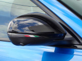 ミラーサイドにさりげなく配置されたイタリア国旗がGOOD!ブラインドスポット付きなので後方視界も安心度UPです。