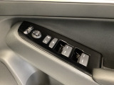 パワーウインドウは運転席でドア4枚とも上下の操作ができるようになっています。子供さんが勝手に操作できないようにロックすることも可能です。