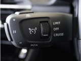 【アクティブクルーズコントロール】前走車がいる場合はレーダーと車載カメラがその速度と距離を検知し、適切な車間距離を保ちます。