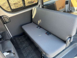 後部座席も十分な広さがあります!シートを倒せば荷物もさらに沢山積めますね♪