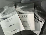 メンテナンスノート、取扱説明書です。 その車の整備記録が事細やかに記録されています。 車が生まれてから今までどのような道を歩んできたのか判るとても重要な物ですよ。