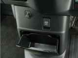 ◆センターロアボックス◆インパネ中央の下部には、ごみ箱としても使用する事ができるセンターロアボックスを装備しております。
