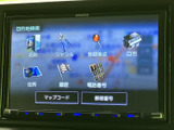 多彩なメディアに対応し、お好みの音楽を最高の音質で楽しめます。お気に入りのアーティストの曲を聴きながら、リラックスした時間を過ごしましょう。