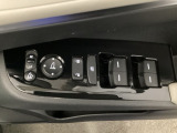 電動格納式リモコンドアミラーと、パワーウィンドウスイッチ等は運転席ドアにあります。