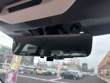 後方視界の要、ルームミラー。鏡面のキズ・くもり、取付状態や装備有無をチェックできます。