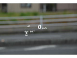 ヘッドアップディスプレイは、お車の情報や速度が運転席のフロントガラスに表示される画期的なシステムです。