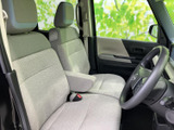 使い勝手の良い、運転席側のドア。乗り降りしやすく、快適なドライビングポジションを実現しています。シンプルで機能的なデザインが特徴です。