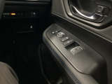 電動格納式リモコンドアミラーと、パワーウィンドウマスタースイッチ等は運転席ドアにあります。