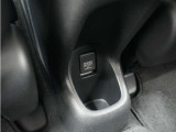 ◆後席用12V電源ソケット◆12V電源ソケットは後席用にも装備されています。長時間のドライブも安心です。