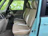 運転席からの視界が広く、運転しやすい設計です。操作も簡単で、初心者の方でも安心して運転できます。安全装備も充実しています。