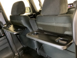 運転席・助手席の背もたれには、2列目シート用にカップホルダー付きの「格納式のシートバックテーブル」を装備しています。休憩時のちょっとした時間などカップを置いたり、小物置きに使えて便利です。