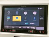 多彩なメディアに対応し、お好みの音楽を快適に楽しめます。Bluetooth接続でスマートフォンとの連携も可能です。
