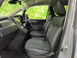 運転席からの視界は広く、運転操作もスムーズに行えます。シートの形状も工夫されており、長時間の運転でも疲れにくい設計です。快適なドライブを楽しめます。