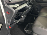 グローブボックス周り 運転席から中に収納した物をすぐに取り出せて便利です。