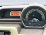 シンプルで分かりやすい表示で、車の状態をひと目で確認可能。安全運転をサポートする重要な情報を提供します。