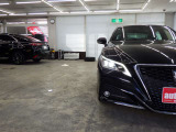当店では専任のメカニックが大切なお客様のお車を一台一台丁寧に整備いたします。自社認証工場にてリフトアップし下回りまでキッチリ検査いたします。