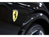 スクーデリア・フェラーリ・フェンダーエンブレムが装着されております。