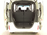 開口部も広く荷物の積み下ろしもしやすいお車となっております。シートの背もたれは5:5の割合で背もたれを可倒でき、前後のシートスライドもできるので荷室をひろげることができます。