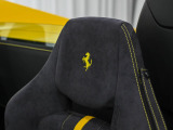 フロントシート・ヘッドレストには跳馬刺繍(Giallo)が施されており、キャビンに乗り込むたびにフェラーリオーナーとしての歓びを満たしてくれます。