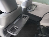 ◆シートバックテーブル◆フロントシートの背面に後席用のテーブルがついています。小物が置けて!カップホルダーもあります、ドライブ中や休憩時にも便利なテーブルです。