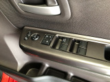 【窓操作部分】運転席のスイッチでは、すべてのウィンドーの開閉操作を行うことができます。