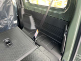 後部座席も十分な広さがあります!シートを倒せば荷物もさらに沢山積めますね♪