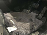 内装工程では、中古車を気持ちよくお乗りいただけるよう清掃しております。シートの洗浄はもちろん、ニオイの元となるフロアカーペットまで洗浄・消臭を実施。