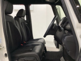 女性でも運転がしやすいように、シートの高さ調整機能(シートリフター)がついています。運転席と助手席の間が空いている為、助手席側への移動がスムーズです。交通量の多い道でも助手席側から乗り降りができます。