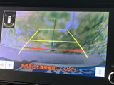 後退時には、映像を鮮明に表示するカメラが周囲の状況を確認をサポートします。安全な後退を支援し、駐車場での運転を安心させてくれます。