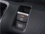 【オートブレーキホールド】信号待ちや渋滞で停車時にブレーキから足を離しても、停止状態を保持してくれます。前進するときはアクセルを踏めば自動で解除されるので安心