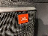 【JBLサウンドシステム】メーカーオプションの高品位サウンドシステムを搭載。専用のチューニングが施された大小様々なスピーカーから良質なサウンドが奏でられ、臨場感あふれる音響空間を演出します。