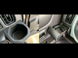 運転席、助手席用のドリンクホルダーです。