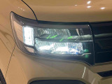 対象物が見やすく白く明るい光で夜間走行をサポートするフルLEDヘッドランプ(クリアランスランプ、マニュアルレベリング機能付き)を装備