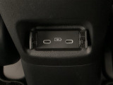 アームレストの後ろ側には、リア席用の充電可能なUSB端子が2個ついています。移動中に充電もできるので便利です。