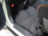 この車両はフロアマット未装着です。こちらも純正用品カタログのなかからお選びください。