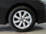 純正のアルミホイール装着車です。タイヤサイズは185/65R15です。