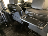 運転席・助手席の背もたれには、2列目シート用にカップホルダー付きの「格納式のシートバックテーブル」を装備しています。休憩時のちょっとした時間などカップを置いたり、小物置きに使えて便利です。