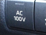 家庭用コンセントがそのまま使える「AC100Vアクセサリーコンセント」を搭載!ノートPCの充電はもちろん、ヘアアイロン、小型炊飯器、ポータブル冷蔵庫など、車内でのライフスタイルが変わる大人気装備です。