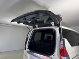 【デュアルバックドア】狭い場所でも開く事が出来、沢山乗せた荷物が崩れ落ちることなく取り出せます。