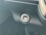 USB端子が差し込めるようになっています!ケーブルを接続することで、車内でスマートフォン等の充電が可能に!