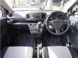 視界広々で非常に運転しやすくロングドライブでも疲れを感じさせないすっきりとまとまったインパネ周りです。