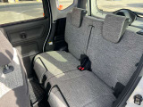 後部座席も十分な広さがあります!シートを倒せば荷物もさらに沢山積めますね♪